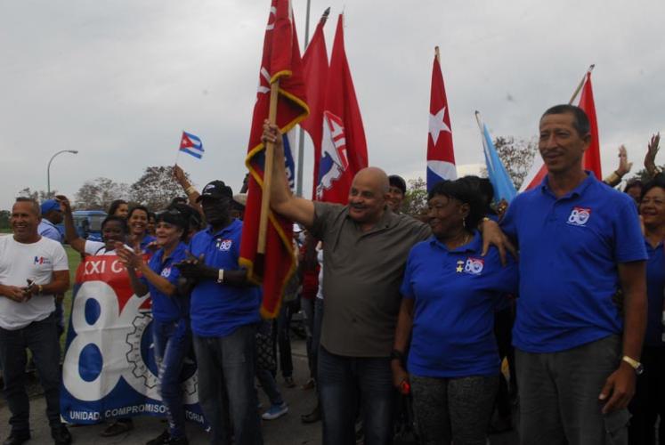 Habaneros con la bandera XXI Congreso de la CTC