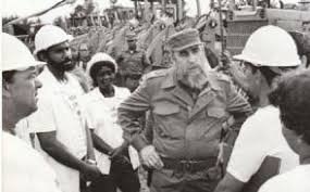 Fidel entre los trabajadores.