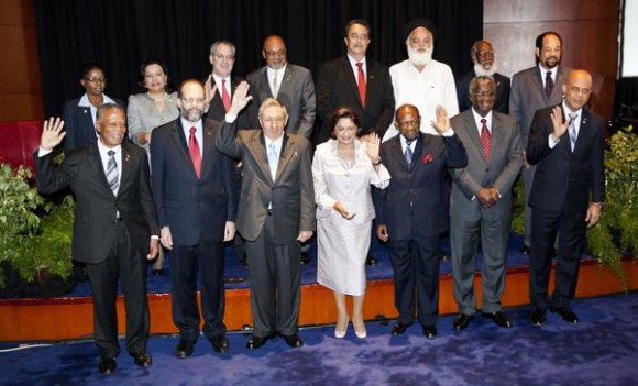Foto oficial de la IV Cumbre CARICOM-CUBA, que se celebra en la Academia Nacional de las Artes Escénicas, en Puerto España, Trinidad y Tobago, el 8 de diciembre de 2011.   AIN FOTO/Frederic DUBRAY/AFP/