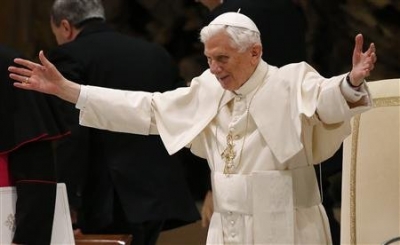 Papa dice que renuncia por &quot;el bien de la Iglesia&quot;