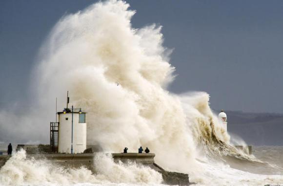 Espectadores observan el choque de las olas en el muelle de Porthcawl, durante una subida de la marea, el 5 de febrero de 2014, en Porthcawl, Reino Unido. Matthew HorwoodGetty Images