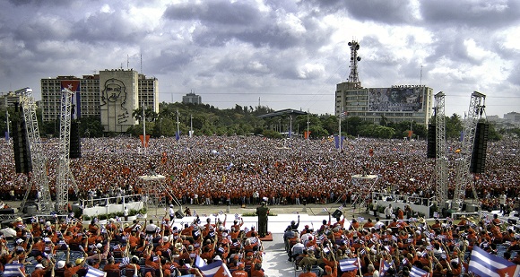 En la plaza con Fidel 2005. Foto: Roberto Chile