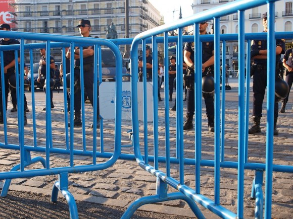 La policía custodia la Puerta del Sol, en Madrid. Foto: Guillermo Nova