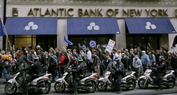 Los miembros del movimiento Occupy Wall Street han sido escoltados por la policía de Nueva York. Foto: Reuters