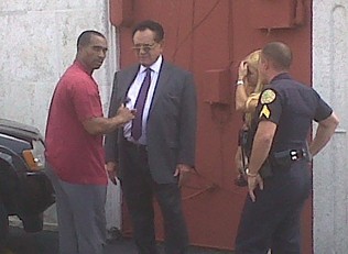 Foto del momento del arresto de Luis Conte Agüero por parte de la policía de Miami. JUAN CARLOS CHAVEZ / El Nuevo Herald